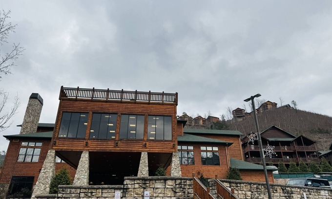 Gatlinburg Villa | 5 Star Mountain Resort. Pet friendly.
