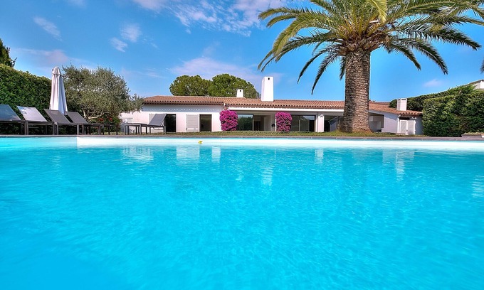 Villeneuve-Loubet Villa | Villa con piscina en prestigioso dominio!