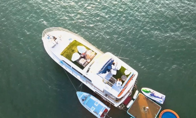 Miami Alquiler De Eote | 50’ Bertram Luxury Yacht Ready for Fun with Family & Friends!