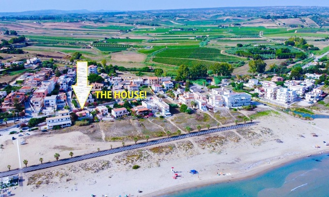 Porto Palo Villa | 50 metros de la playa de Bandera Azul de Portopalo, patio con vistas a la playa