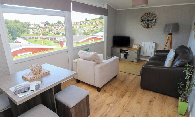 Llanybri Cabaña | 51 ELMRISE, pet friendly, luxury holiday cottage in Llansteffan