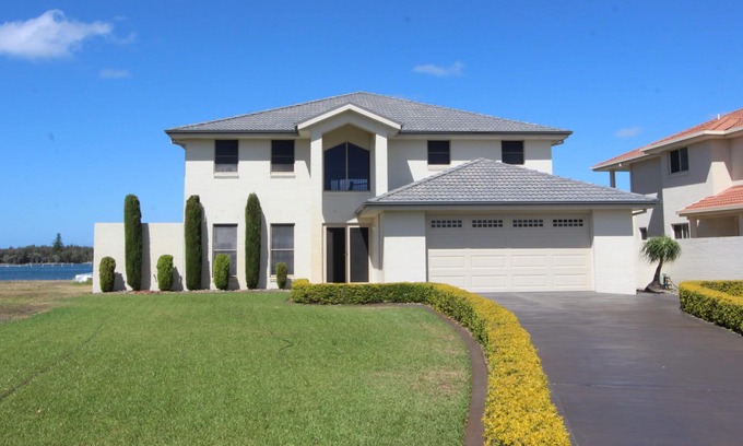 Harrington Casa | 54 Diamantina Circuit, Harrington cast a line from the back door step