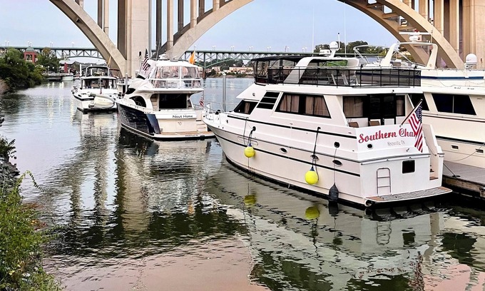 Knoxville Alquiler De Eote | 55’ yacht on TN River downtown Knoxville TN at the Vol Navy location! 3BR & 3BA