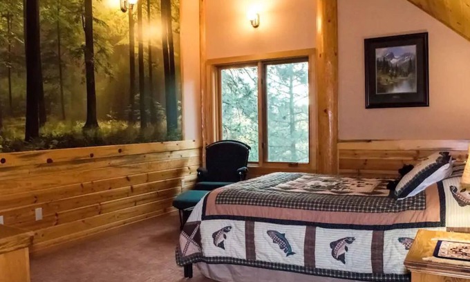 Viola Apartamento | Llamativa suite privada de 550 pies cuadrados en el piso superior de una increíble casa de troncos moderna.