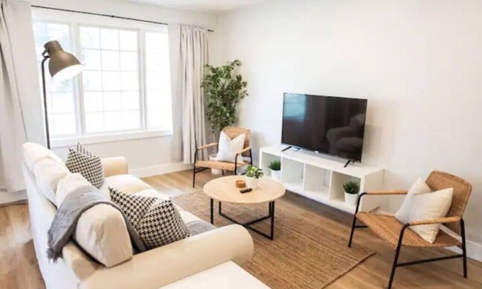 Kitchener Casa | 5Bd/2Ba Luxe Family Home - WIFI, Parking