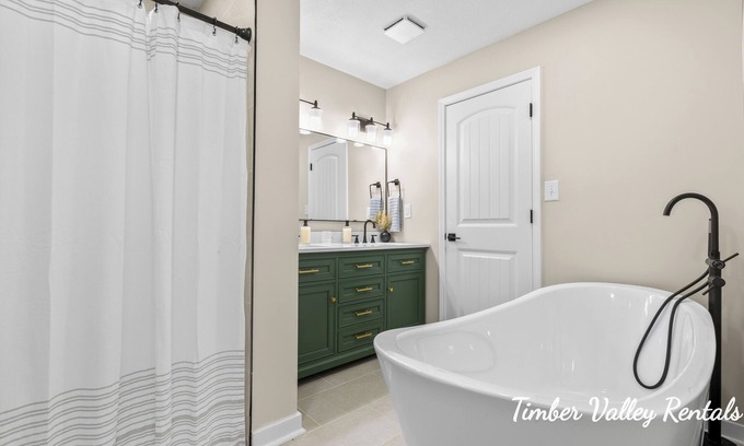 Edwards Casa | 5br, 3bath Lakefront Retreat w/dock and grill