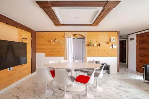Jung-gu Casa | 5BR Family House, Myeongdong 7 minutes, Gwanghwamun 10 minutes, Namsan view, Patio