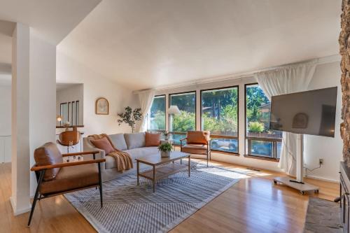 Grass Lawn Casa | 5BR Gem Walk to Microsoft and Near Redmond DT