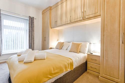 Bon-y-maen Apartamento | 5BRM - Off Road Parking - 3 Bath - Garden