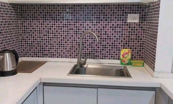 Surat Apartamento | 5mints to Airport! Family sized cosy place swimming pool, garden, gym & playarea
