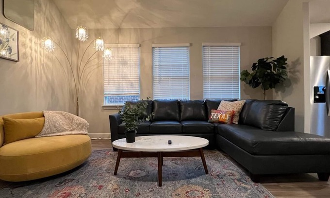 John T White Casa | 5TVs*75”TV*Fort Worth*Arlington*4Bedroom*King Bed