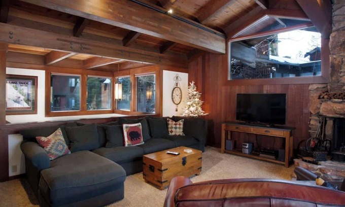 Tahoe Sierra Estates Casa | 8 miles to Ski Palisades Tahoe-Alpine|Walk to Town