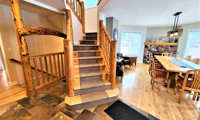 East Kootenay Casa | 6 BDR | 360 Views ! | A/C | Sauna