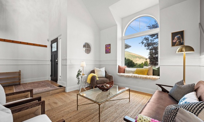 Sandy Casa | 6 Bdrm Close to Mtns+Resorts, Hot Tub, Heated Deck, Fire Pit + 85in TV