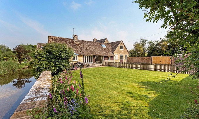 Eastleach Casa | 6 Bed, 4 Bath, Cottage in the Cotswolds with Wood Fired Hot Tub. Sleeps 11-14