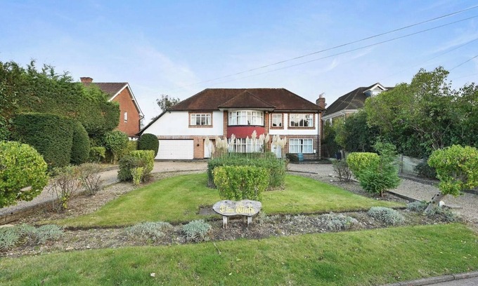 Hillingdon Casa | 6 Bed House on Prime Private Road in Ickenham