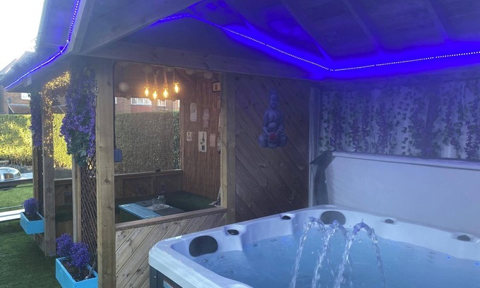 Fenham Casa | 6 Bed-Sleeps 12-Hot Tub-Free Parking-Pet Friendly