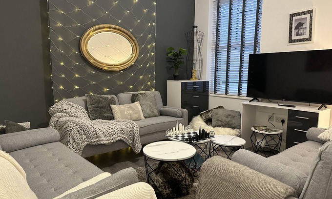 Nottingham Casa | 6 Bedroom 5 Shower rm House in Central Nottingham