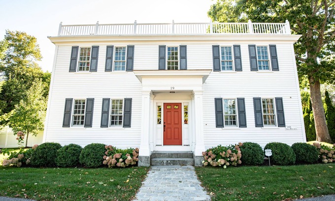 Kennebunkport Casa | 6 Bedroom 6.5 Baths Heated In-ground Pool Located in Dock Square!