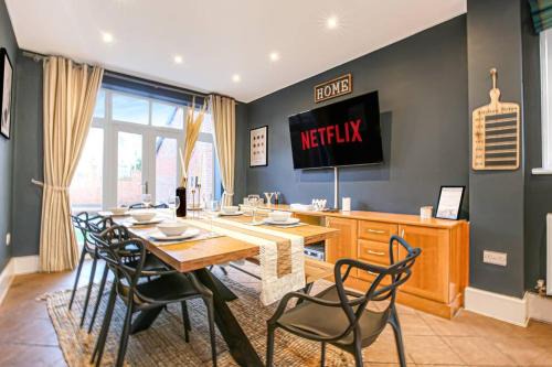 Newport Pagnell Casa | 6 Bedroom Detached House with Free Parking, Pool Table, Sky TV, Xbox, Free Parking, Super-Fast Wifi and Garden by Yoko Property