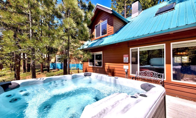 Montgomery Estates Cabina | 6 Bedroom, Game Room, Hot Tub, Near Lake and Trails, EV Charger, 12 guests+Extra Kids
