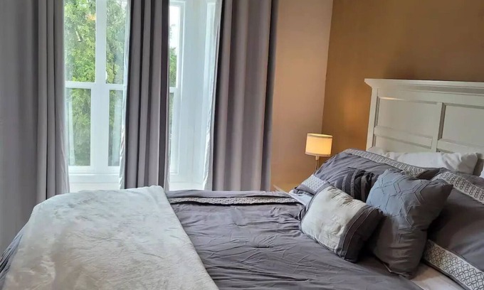 Abbotsford Casa | 6 Bedroom Historic DowntownOasis