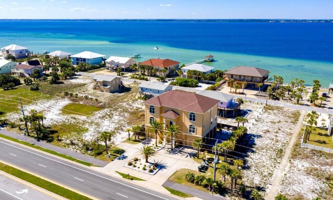 Toilla Segunda Casa | 6 Bedrooms 2 5 blocks from the beach with Gulf Views Sleeps 24 with Large Pool