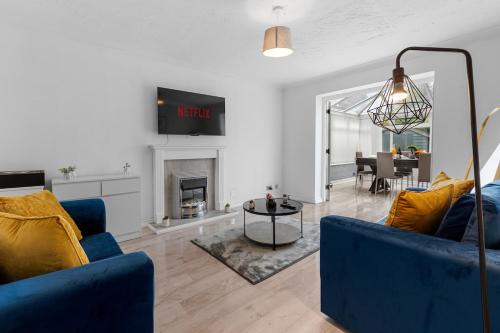 Warrington Casa | 6 Bedrooms, Driveway Parking, Pool Table, Netflix, Huge Long Term Savings