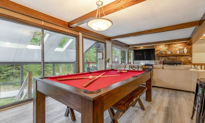 East Kootenay Villa | 6-Br Ski Chalet | Ski In/Ski Out – 20 Steps to LIFT | POOL + PRIVATE Hot Tub