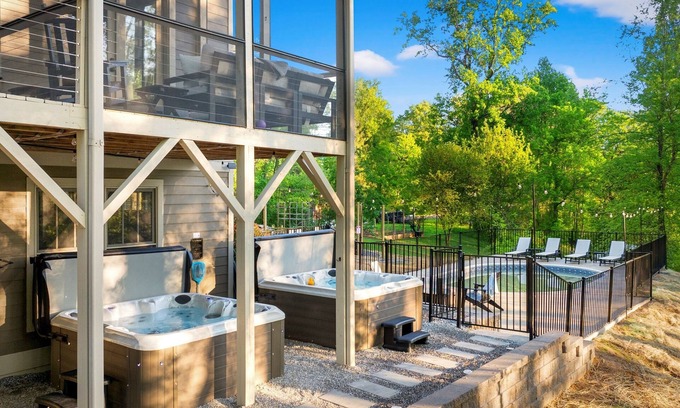 Fletcher Cabina | 6 King Bedrms! Heated Pool. 2 Hot Tubs. Game Room. 3 Fire Pits. Sleeps 22!