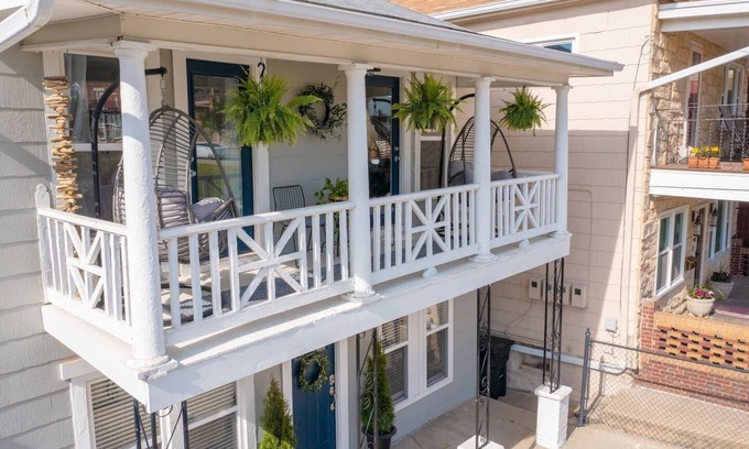 Columbus Park Casa | 6 KING Beds + Walk to Streetcar + Balcony