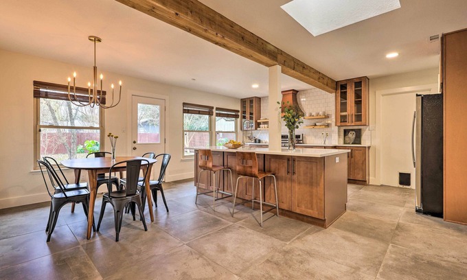 Austin Casa | 6 Mi to Dtwn Austin: Home w/ Screened Porch & Yard