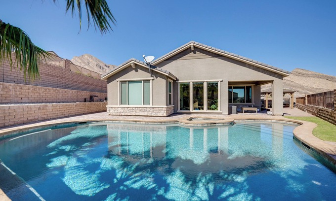 Las Vegas Casa | 6 Mi to Red Rock Canyon! Gem w/ Mtn & Valley Views
