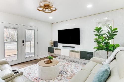 Beverly Woods Casa | 6 Mi to Spectrum Center Spacious Getaway with Deck