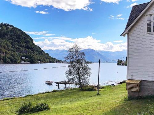 Kvam Casa | 6 person holiday home in øystese