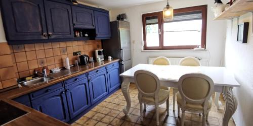 Kassel Apartamento | 6 Raum Komfort Ferien Wohnung mit privater Küche, Badezimmer und WC, plus Gratis Frühstück, Getränke, WiFi und Parkplatz, Top Lage in Kassel, mit Garten, so privat wie zu Hause