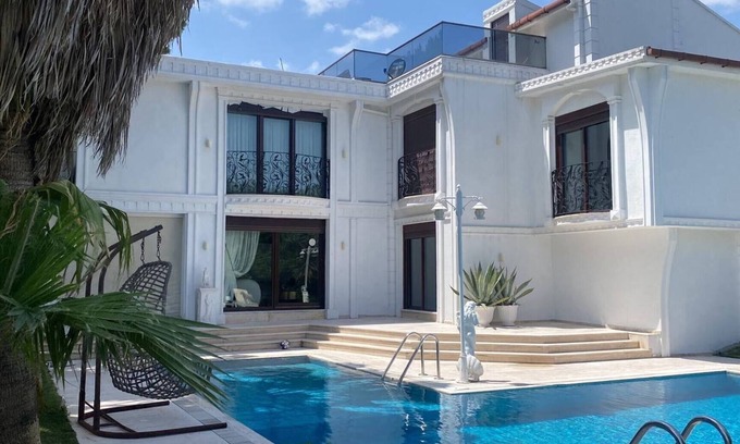 Beylikduzu Villa | Villa de 6 habitaciones con piscina privada y jardín
