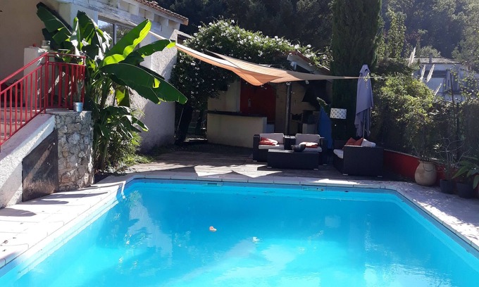 Lodeve Villa | Casa con piscina en exuberante vegetación