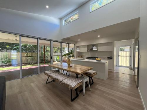 Rainbow Beach Casa | 6 Yeri Drive - Rainbow Shores. Aircon. Pets Welcome. Walk to beach