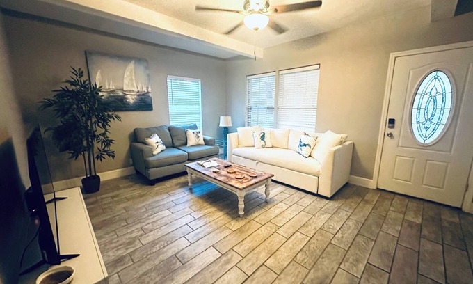 Crescent Lake Casa | 601 9th Ave N, Saint Petersburg, FL