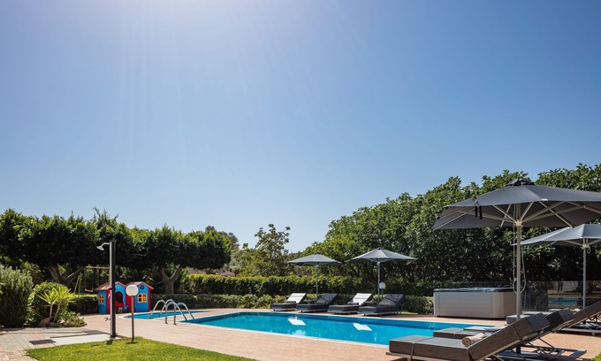 Prinos Villa | Villa de 200 metros cuadrados con jardines privados y piscina de 60 metros cuadrados, a 1,5 km de la playa