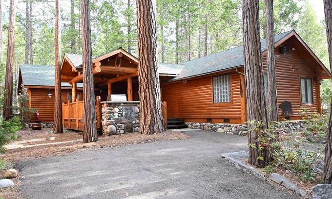 North Wawona Cabina | (66) Grizzly Giant (3 Bedrooms Only) at The Redwoods In Yosemite