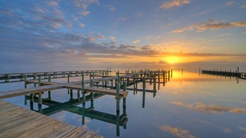 Flour Bluff Casa | 6BDR Bay Haven w Shared Waterfront Pool Boat Dock Keeper Trout by AvantStay