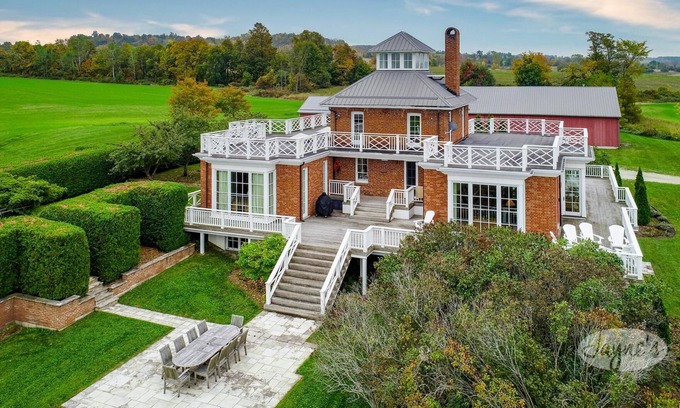 Clearview Otro | 6Bed, 4Bath estate with breathtaking views, sports court, pool area and more!