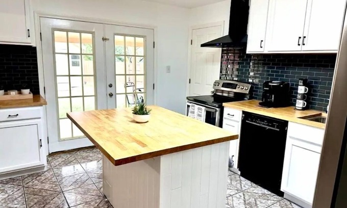 Eagle Pass Casa | 6Bedrooms/7Beds/3Bath/2Large Driveways/Pooltable/Arcade Machines