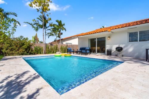 Fontainebleau Casa | 6BR 3BA Heated Pool Miami Vacation