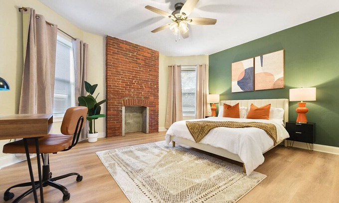 Larimer Casa | Pet Friendly+6BR+Free Parking+5 Min From Bakery Sq