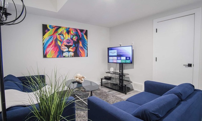West Edmonton Apartamento | 6km to WEM | Stylish & Private 2BR Suite | Child - Friendly