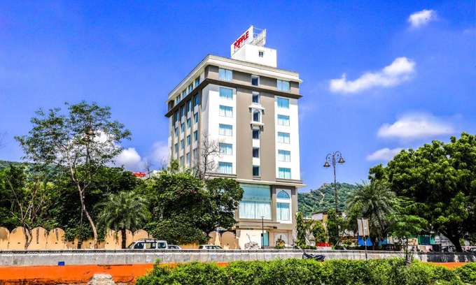 Amer Fort Road Hotel | 7 Apple Hotel Jal Mahal, Jaipur