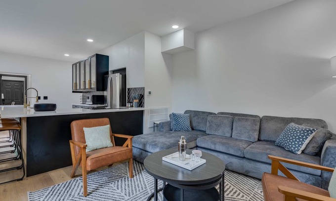 Weinland Park Casa | 7 Bed - Urban Hot Tub Oasis near OSU & Short North